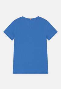 Tommy Hilfiger ESSENTIAL TEE UNISEX - T-shirt con stampa - mesmerizing blue