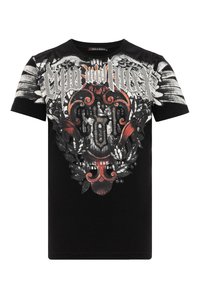 Schwarzes T-Shirt mit detailliertem Grafikdesign in Rot und Silber, Text und einem zentralen Wappenmuster. Kurze Ärmel, runder Ausschnitt.