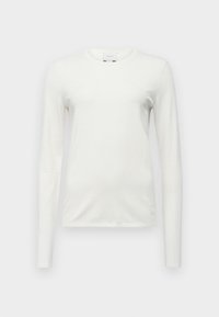 Vit långärmad t-shirt med rund halsringning i figurnära passform med en slät yta, uppvisad mot en enkel vit bakgrund.