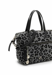 Pelēkas un melnas leoparda raksta rokassoma ar melnām ādas rokturēm, priekšpuses rāvējslēdzēju un sudraba piekariņu ar kvadrātveida un apaļiem kuloniem.