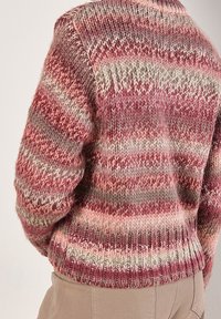 Pull en tricot dans des nuances variées de rose et gris, présentant un motif texturé, des poignets et un ourlet côtelés, avec une coupe décontractée.
