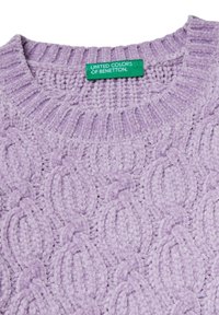Lawendowy sweter dzianinowy z teksturowanym wzorem w warkocze i ściągaczem u dekoltu. Zawiera zieloną metkę z napisem "UNITED COLORS OF BENETTON."