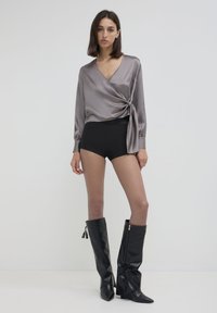 Calliope CROISÉ AVEC CEINTURE - Camicetta - gris