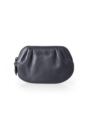 Portamonete in pelle navy con design arricciato, chiusura con zip e logo impresso. Tessuto liscio con forma arrotondata e dimensioni compatte.