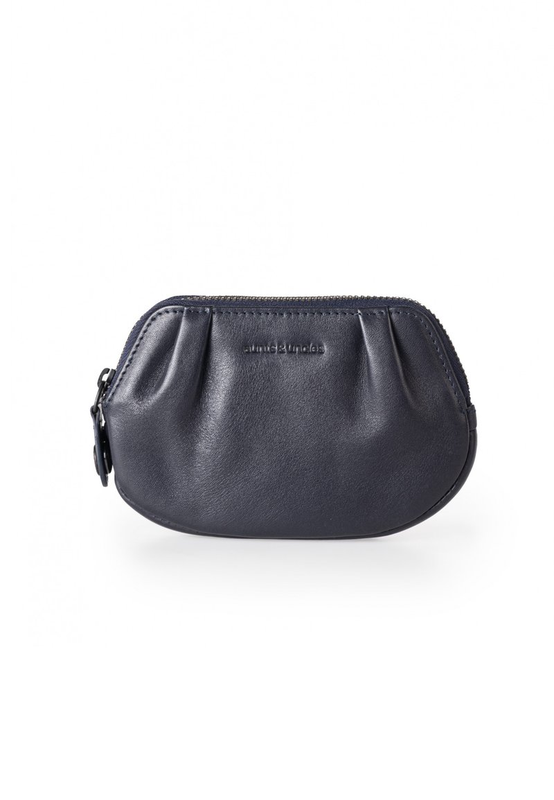 Portamonete in pelle navy con design arricciato, chiusura con zip e logo impresso. Tessuto liscio con forma arrotondata e dimensioni compatte.