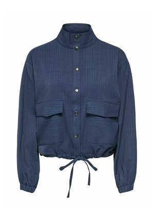Veste bleu marine avec col montant, boutons-pression sur le devant, deux poches à rabat, poignets élastiques froncés et cordon de serrage réglable à la base.