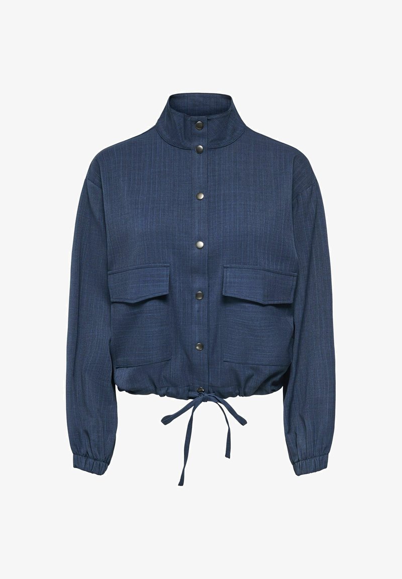 Veste bleu marine avec col montant, boutons-pression sur le devant, deux poches à rabat, poignets élastiques froncés et cordon de serrage réglable à la base.