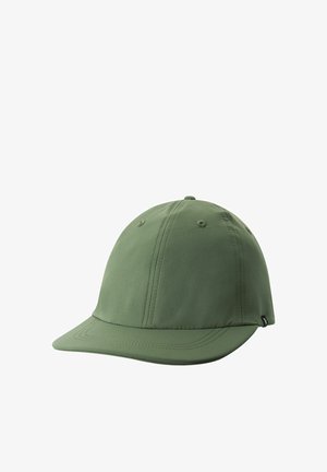 Cappello verde realizzato in un materiale morbido e texturizzato con una visiera curva. Presenta pannelli, dettagli di cuciture e una fascia regolabile sul retro.