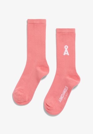 Hellrosa, gerippte Socken mit weißen Logodetails. Glatte Textur und Standard-Crewlänge, mit verstärktem Zehen- und Fersenbereich.