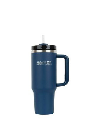 Blauer isolierter Reisebecher mit Henkel, schwarzem Deckel, klarem Strohhalm und dem Logo "Regatta Great Outdoors" auf der Vorderseite.