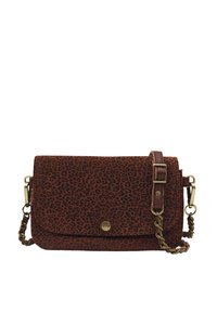 Un sac bandoulière en tissu à imprimé léopard marron avec une fermeture à rabat, des accessoires dorés et une anse tressée texturée. Forme rectangulaire compacte.