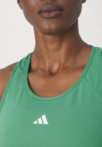 adidas Performance TRAIN ESSENTIALS MINIMAL BRANDING RACERBACK - Top - preloved green