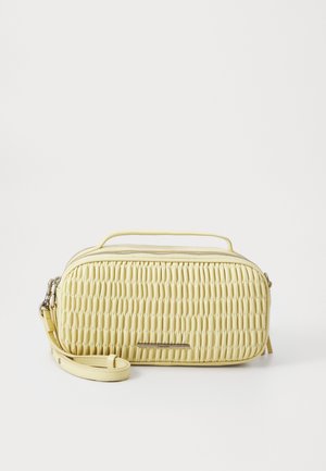 Petit sac à main rectangulaire jaune pâle avec face avant texturée, poignée supérieure, bandoulière amovible et fermeture éclair argentée sur fond blanc.