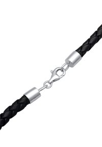Sort flettet læderhalskæde med hardware i sølvfarvet metal og en klipslås. Har en glat overflade og cylindrisk ender.