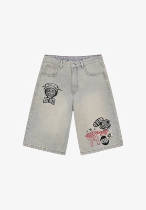 Světle šedé džínové šortky s předním zapínáním na knoflík, kapsami a černo-červenými grafickými nášivkami zobrazujícími lebky, hvězdy a nápis "EST 1971".