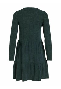 Robe longue à manches longues verte en tissu côtelé texturé, avec un corsage ajusté et une jupe plissée évasée. Pas d'accents notables.