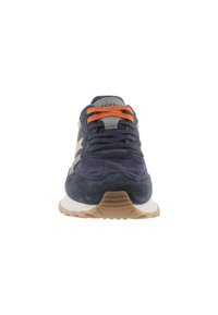 Sneaker in suede blu navy con lacci arancioni, dettagli grigi e suola bianca. Presenta una punta arrotondata e una suola testurizzata per una migliore aderenza.