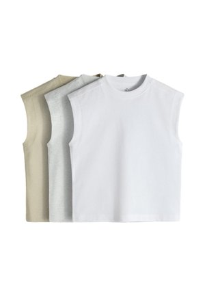 Tre ærmeløse tops med rund hals i hvid, lysegrå og beige, lagdelt side om side på en hvid baggrund.