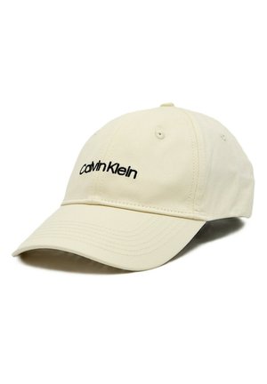 Gorra de béisbol beige de Calvin Klein con logo bordado en negro en la parte delantera, visera curva y ojales de ventilación en los paneles superiores.