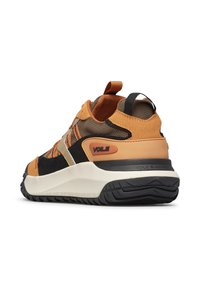 Sneaker sportivo arancione e nero con tomaia in rete e camoscio, punta arrotondata, colletto imbottito, suola in gomma testurizzata e branding prominente.