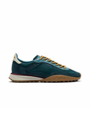 Zapatilla de perfil bajo en ante verde azulado y tela con cordones mostaza, suela marrón texturizada y sección del talón blanca con detalle burdeos.