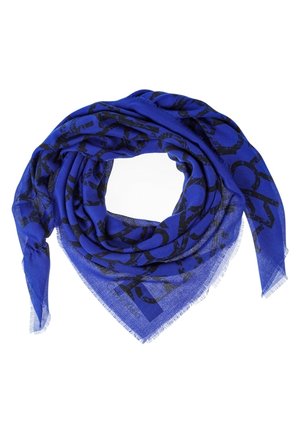 Foulard triangulaire bleu avec motif de texte abstrait noir, bords légèrement effilochés, plié en forme circulaire lâche sur fond blanc.