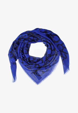 Foulard triangulaire bleu avec motif de texte abstrait noir, bords légèrement effilochés, plié en forme circulaire lâche sur fond blanc.