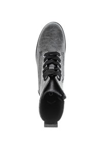 Bottine en cuir noir avec une finition texturée, bout rond, lacets noirs et détail de fermeture éclair sur le côté. Comprend un col rembourré et une semelle intérieure amortie.