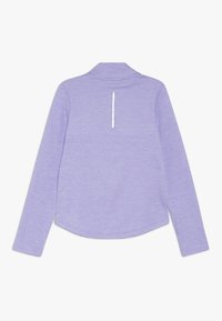 Lila Longsleeve-Oberteil mit Kragen, aus strukturiertem Stoff, mit geschwungener Saum und vertikalen weißen Streifen auf der Rückseite.