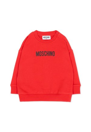 Rode babytrui met zwart Moschino-logo aan de voorkant, geribde boorden en zoom, en drukknoopjes op de linkerschouder.