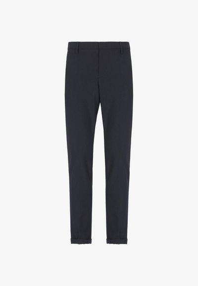 Pantaloni neri slim-fit con passanti per cintura e orli arrotolati, esposti su uno sfondo bianco.