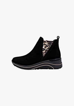 Schwarze Wildleder-Stiefelette mit einem elastischen Seitenpaneel mit Leopardenmuster und einer schwarzen Gummisohle. Mit einem Absatz und einer Schlaufe für ein einfaches Anziehen.