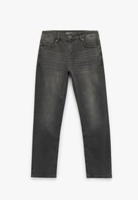 Jeans de mezclilla gris con corte recto, que cuentan con bolsillos frontales y traseros, un ligero efecto desgastado y un cierre clásico de botón y cremallera.
