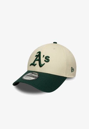 Crème- en groene honkbalpet met geborduurd "A's"-logo. Heeft een gestructureerde vorm, gebogen klep en verstelbare pasvorm. Gestructureerde stof.