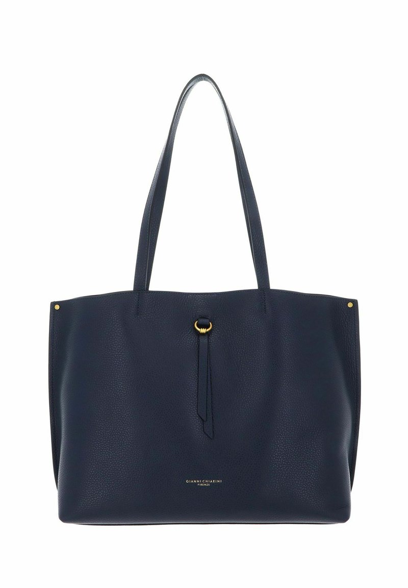 Sac fourre-tout en cuir bleu marine foncé avec une finition texturée, deux poignées épaule, un accent de quincaillerie dorée central et un logo en relief à l'avant.