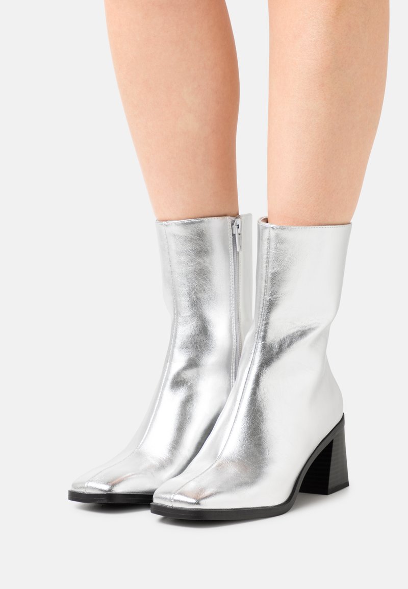Monki Botas clássicas de cano curto - silver metallic
