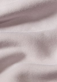 Tessuto a coste rosa chiaro con una texture sottile, caratterizzato da strisce fini e uniformemente distanziate e una finitura morbida e liscia.