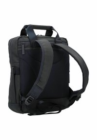 Mochila negra con panel trasero de malla, correas acolchadas, dos asas en la parte superior y hebillas laterales ajustables. Material duradero con un diseño elegante.