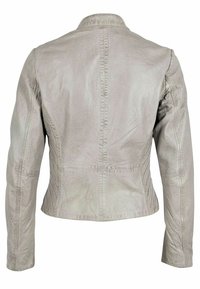 Giacca in pelle grigia, dal design aderente, superficie texturizzata, colletto a pieghe, dettagli delle cuciture lungo i lati e senza hardware o chiusure visibili.