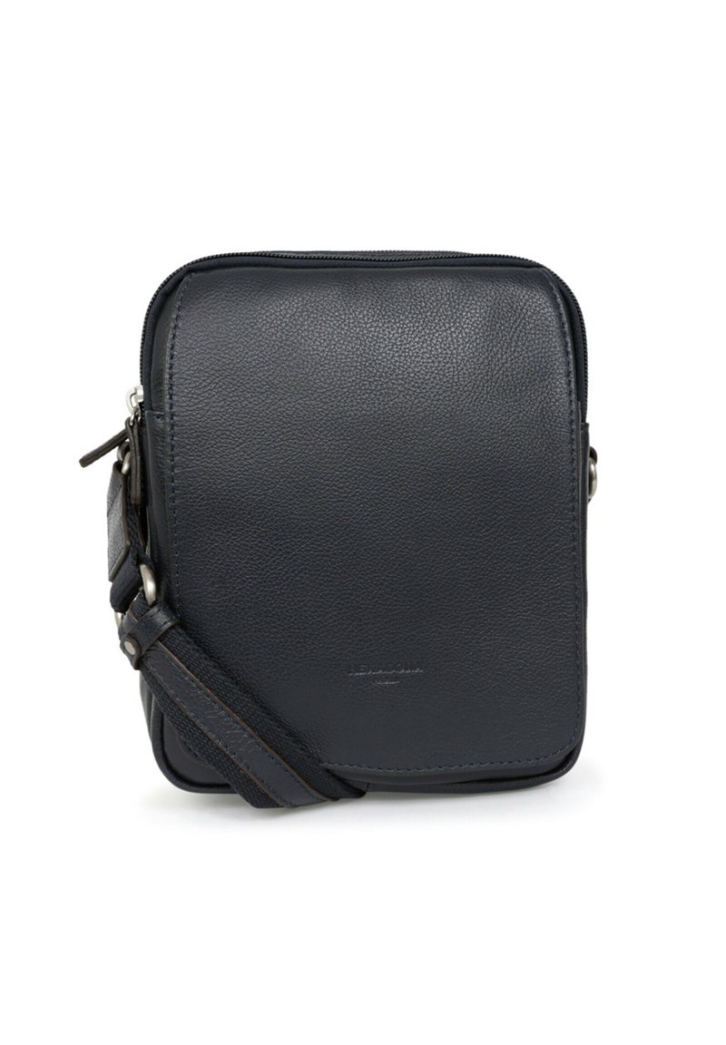 Borsa a tracolla in pelle scura, forma rettangolare, superficie testurizzata, chiusura con zip, tracolla regolabile con hardware in metallo, logo del marchio impressa sulla parte frontale.