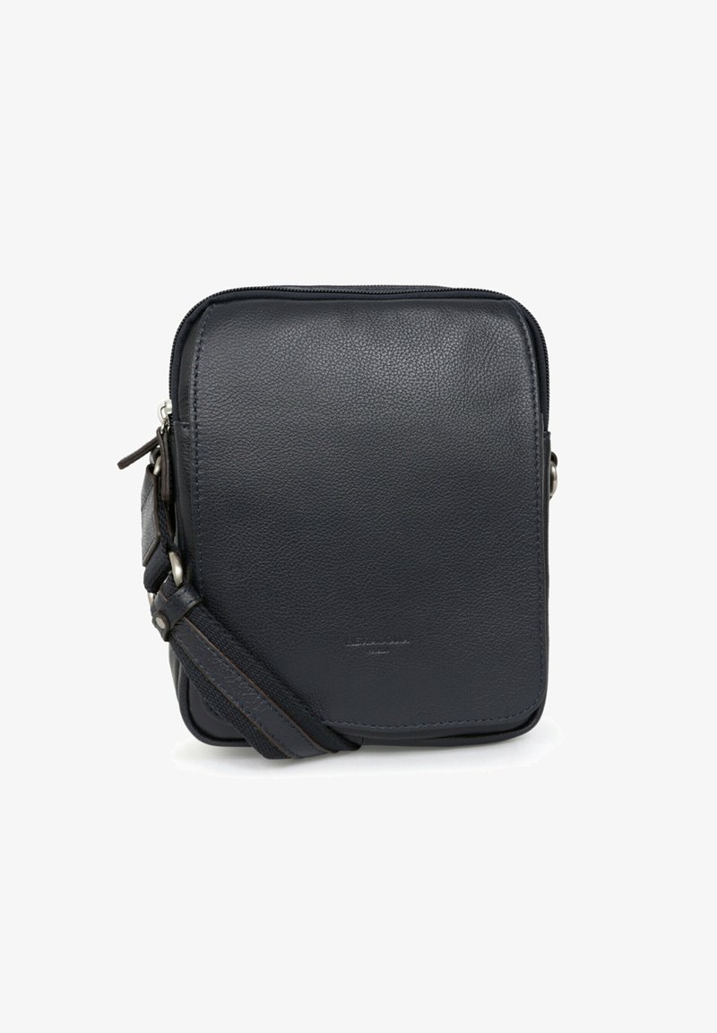 Borsa a tracolla in pelle scura, forma rettangolare, superficie testurizzata, chiusura con zip, tracolla regolabile con hardware in metallo, logo del marchio impressa sulla parte frontale.