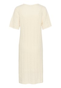 Neulemekko off-white-värissä, joka esittelee tekstuurikaavion, lyhyet hihat ja polvipituisen leikkauksen. Ei merkittäviä kiinnityksiä tai yksityiskohtia.