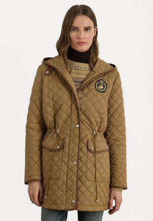 Chaqueta marrón acolchada con capucha, que presenta un ribete beige, un parche con logo, cintura con cordón y dos bolsillos frontales. Tejido texturizado.