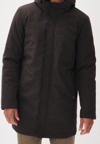 Svart, lång puffjacka med huva, som har dragkedja och tryckknappsstängning, sidofickor och en slät, matt tygtextur.