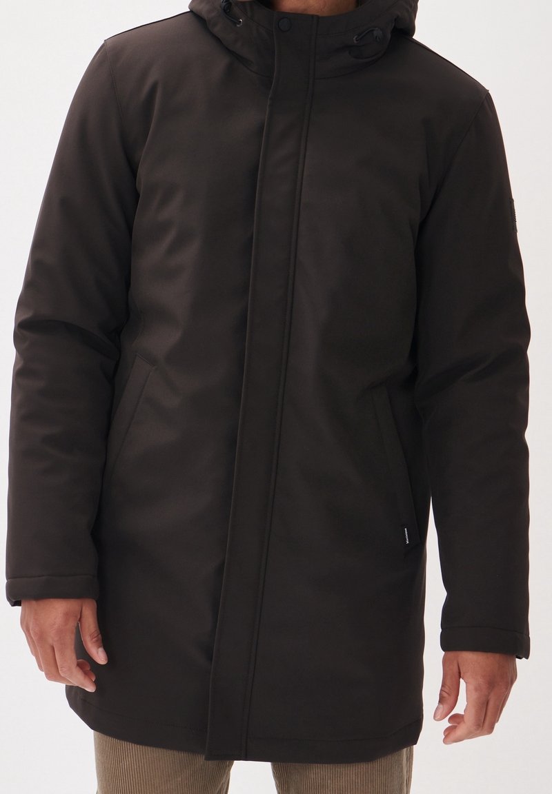 Svart, lång puffjacka med huva, som har dragkedja och tryckknappsstängning, sidofickor och en slät, matt tygtextur.