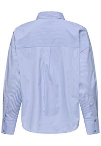 Camisa listrada azul clara com mangas longas, colarinho e punhos abotoados. Apresenta linhas verticais de larguras variadas. Textura de tecido suave.