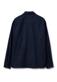 Donkerblauw shirt met een kraag en lange mouwen. Gemaakt van een zachte, gestructureerde stof. Heeft manchetten met knopen en een rugpanddetail.