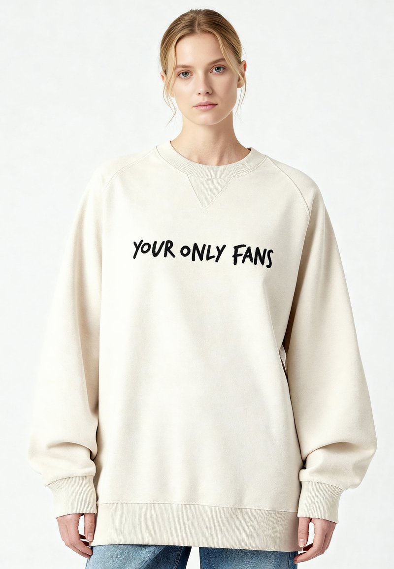 Felpa beige oversize con polsini e scollo a coste, con la scritta nera "YOUR ONLY FANS" stampata in modo evidente sul davanti.