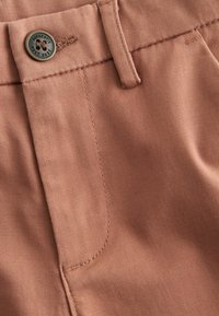 Next Chino - rust brown