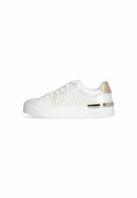 Weiße Sneaker mit glänzender Oberfläche, ausgestattet mit eingeprägtem Markenlogo, goldenen Akzenten an der Ferse und flacher, weißer Sohle. Glatte Textur.